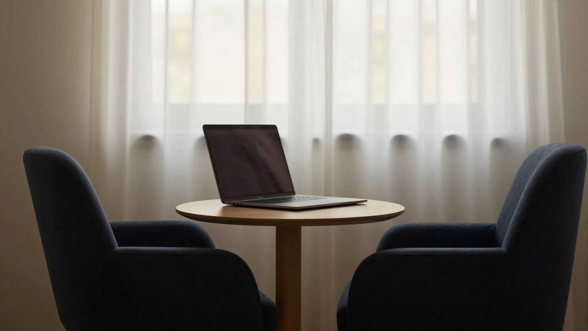 TCC para despersonalização: psicólogo em sessão de terapia online, ambiente claro e acolhedor
